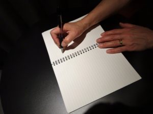 画像、日記を書く女性