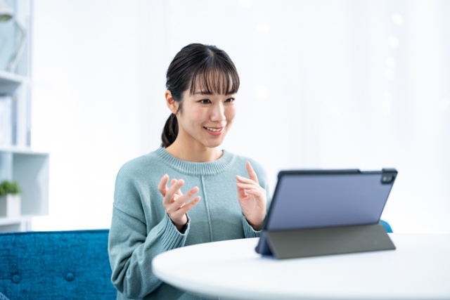 話す女性の画像