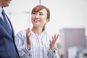 画像、中国語で会話する女性