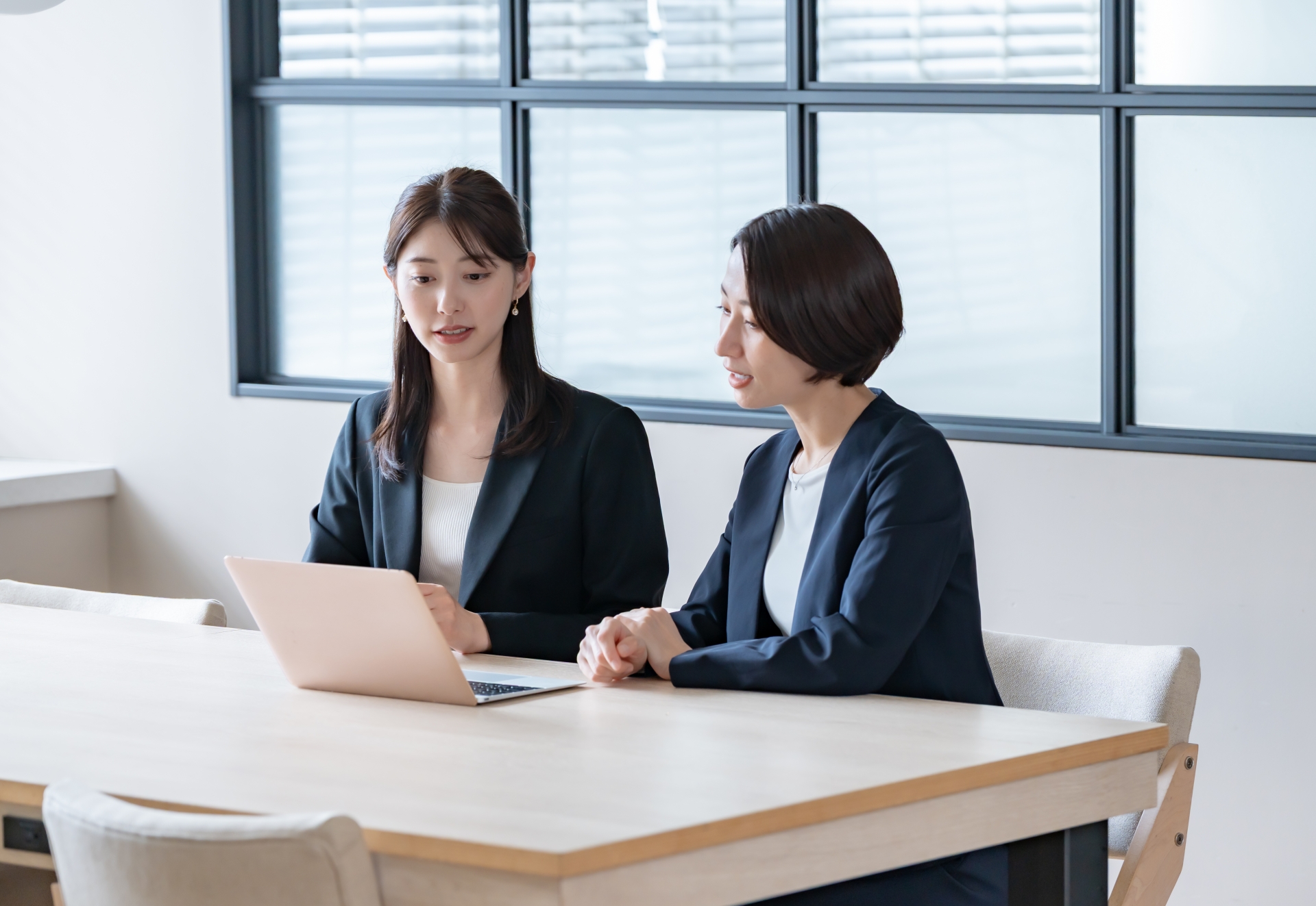 仕事をする女性